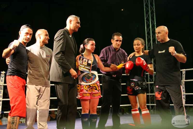 autour-kick5.jpg