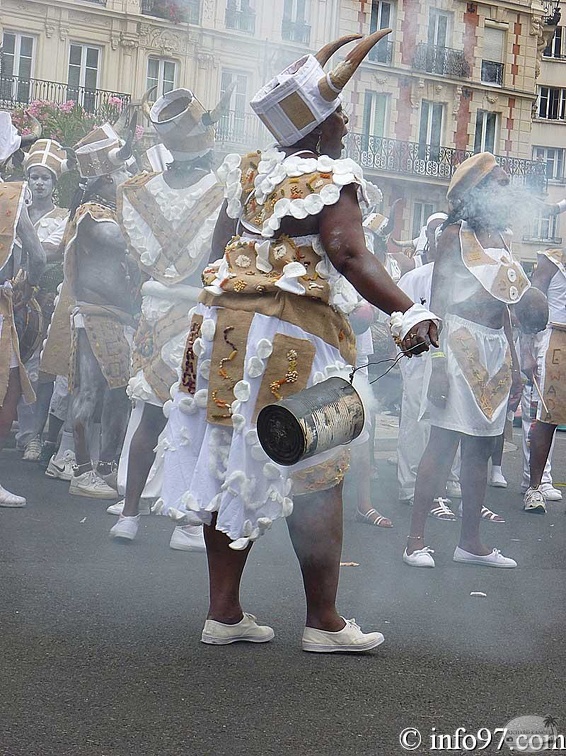 defile-paris-carnaval70.jpg