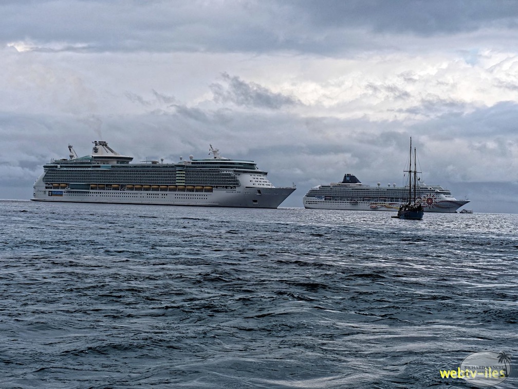 boat-caiman130.jpg